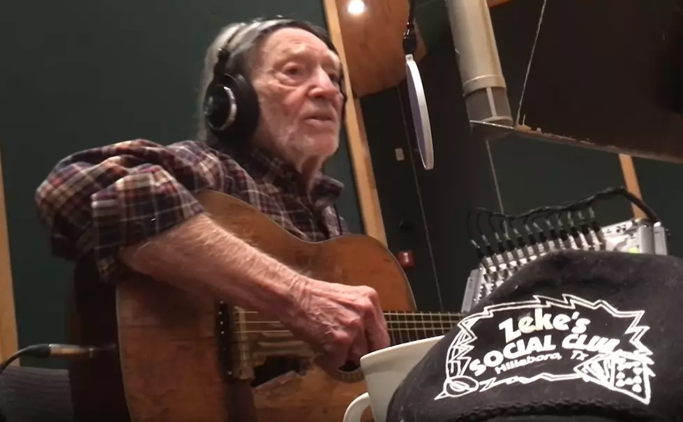 LISTEN UP! Willie Nelson’s Humorous Ode to Oneself, ‘It’s Hard to Be Humble’