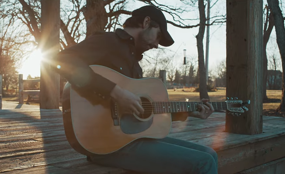 LISTEN UP! Mo Pitney Releases New Song ‘Ain’t Lookin’ Back’