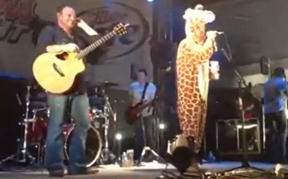 Remember That Time Randy Rogers Sang ‘She’s Like Texas’ Dressed as a Giraffe?