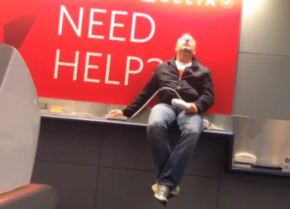 Man Shoots Hilarious Lip-Sync Video All By Himself in Las Vegas Airport