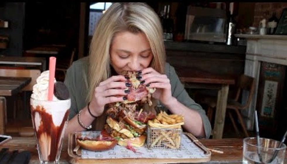 21-Year-Old Student Devours 28 Ounce Burger in Under 10 Minutes