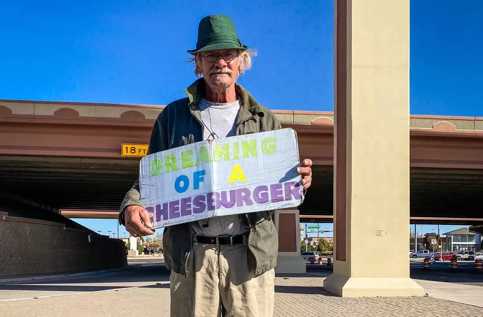 Homeless Man in El Paso Grabs Attention With Burger Craving Sign