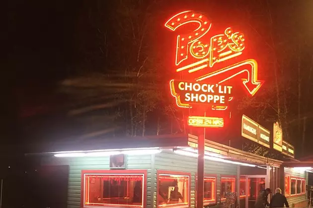 &#8216;Riverdale&#8217; Set Photos Reveal An Extremely Sinister Pop&#8217;s Chock&#8217;lit Shop