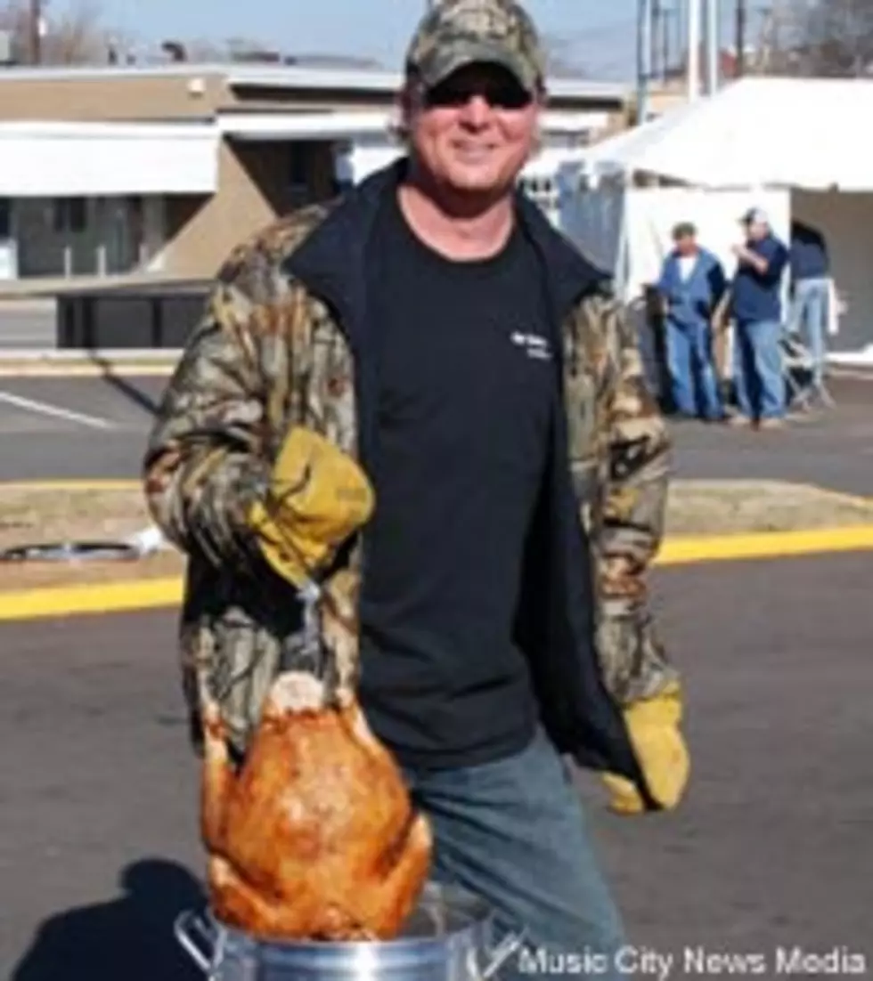 Tracy Lawrence Getting Ready for Annual Turkey Fry