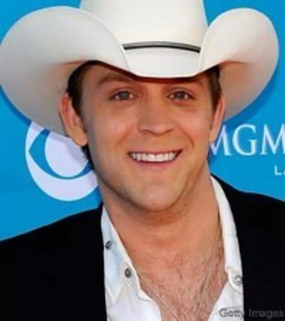 Justin Moore Helps Boost Morale at USO Event