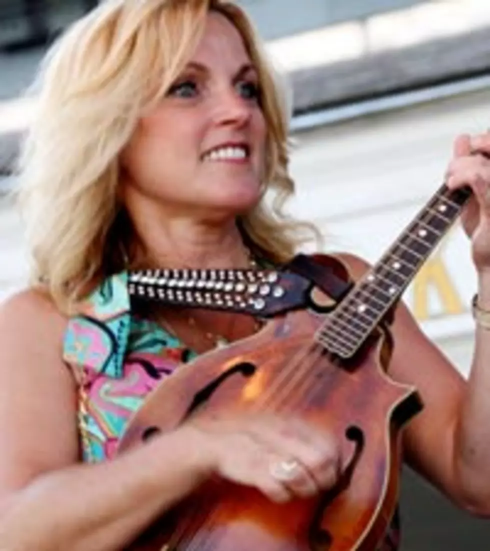 Rhonda Vincent Helps Fans Cook With &#8216;Good Looks&#8217;