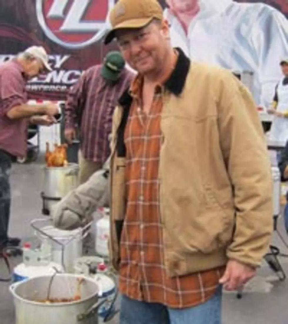 Tracy Lawrence & Friends Cook Thanksgiving for Homeless