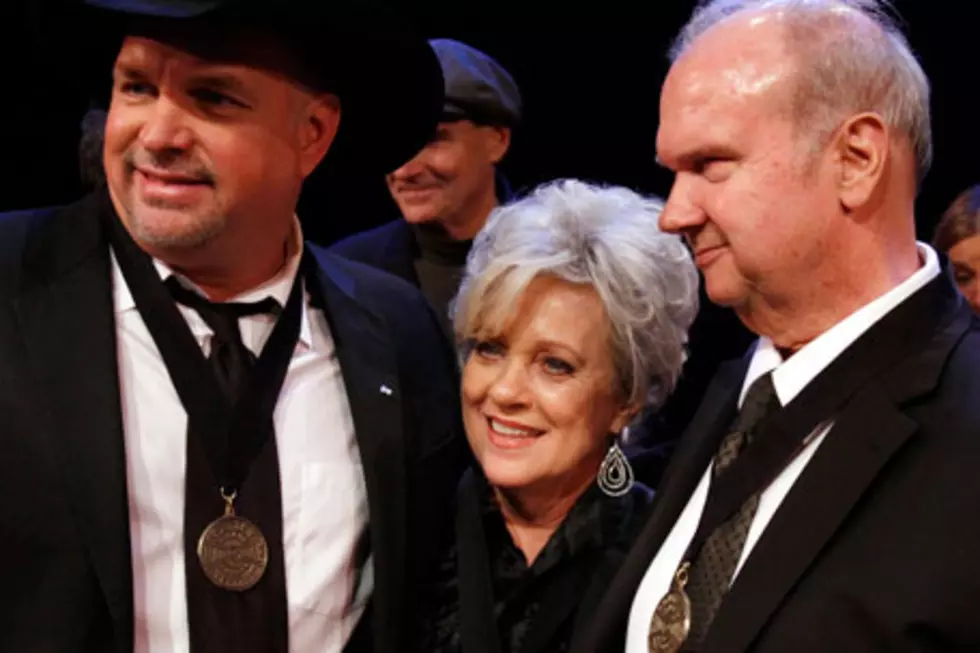 Country Music Hall of Fame Inductions: Garth Brooks, Connie Smith, Hargus &#8216;Pig&#8217; Robbins Honored by Fellow Legends