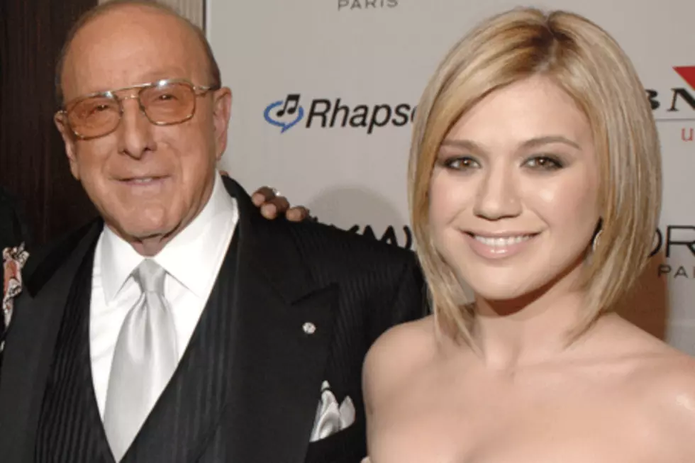 Clive Davis Book Infuriates Kelly Clarkson; Jason Aldean Relives ‘1994’ + More: Country Music News Roundup