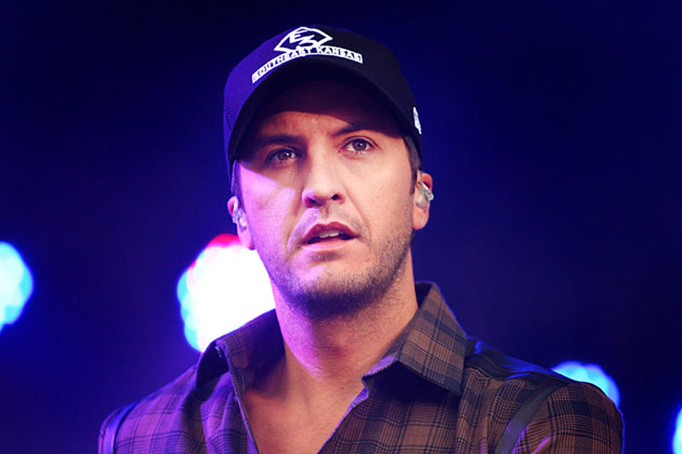 Luke Bryan Performs Emotional Tribute to Siblings with &#8216;Drink a Beer&#8217; at 2013 CMA Awards [Video]
