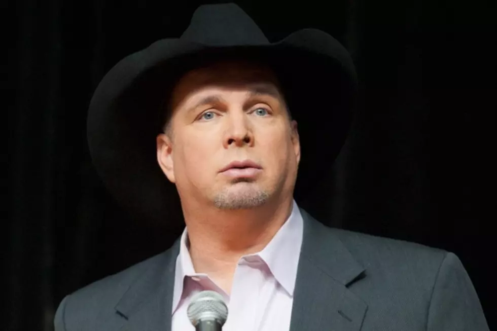 News Roundup &#8212; Garth Brooks Takes a Tumble on Stage, Carrie Underwood Shows Off Her Baby Bump