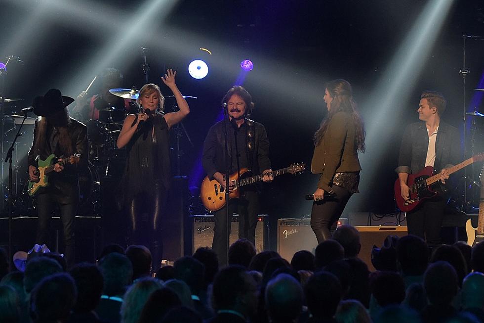 Doobie Brothers Close Out 2014 CMA Awards With ‘Takin’ It to the Streets’ [WATCH]