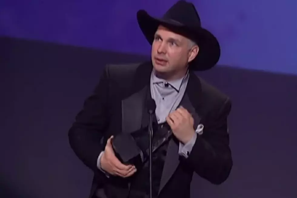 24 Years Ago: Garth Brooks Named Artist of the Decade at the American Music Awards