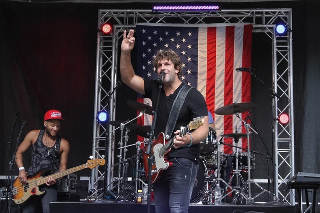 To Relax, Billy Currington Relies on Horses, Surfing &#8230; and Willie Nelson
