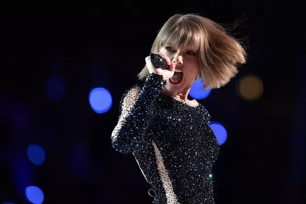 Taylor Swift Opens 2016 Grammy Awards With &#8216;Out of the Woods&#8217;