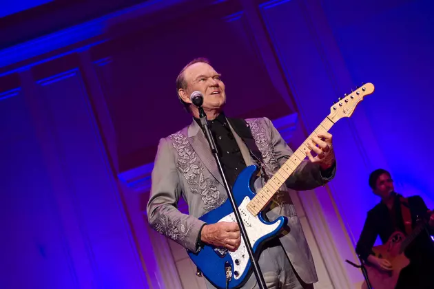 Glen Campbell’s New Manager Says He’s Got ‘Lots’ of Unreleased Music