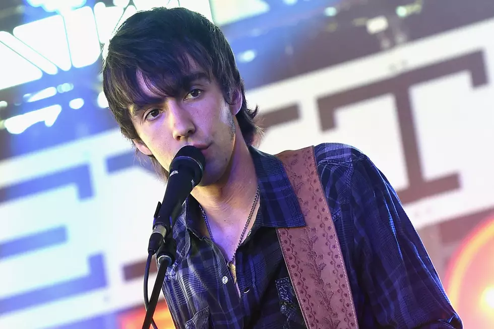 News Roundup: Mo Pitney, Wife Emily Expecting Second Child + More