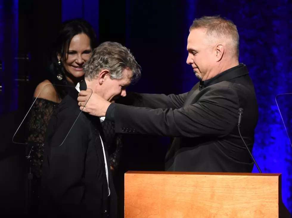 Randy Travis’ Song Caps 2016 Country Music Hall of Fame Inductions [WATCH]
