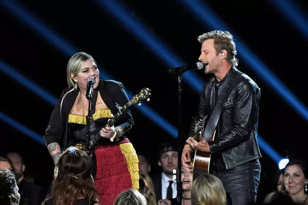 Dierks Bentley and Elle King Perform &#8216;Different for Girls&#8217; at 2016 CMA Awards