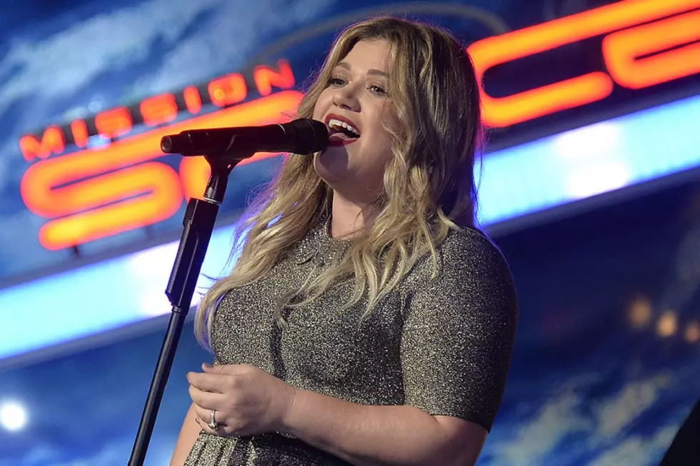 Kelly Clarkson Gets in on the ‘Mannequin Challenge’ [WATCH]