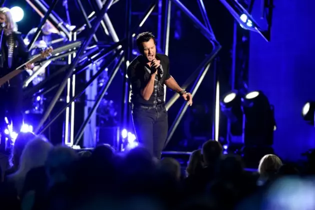Luke Bryan Keeps the CMA Awards Energy High With a Rousing &#8216;Move&#8217;