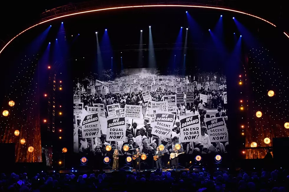 Mary Chapin Carpenter Performs With Joan Baez During 2017 Rock and Roll Hall of Fame Induction Ceremony [WATCH]