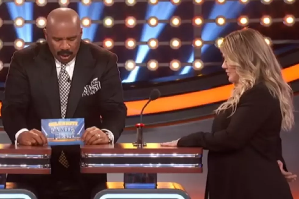 Watch Kelly Clarkson Take on Amy Schumer on ‘Celebrity Family Feud’