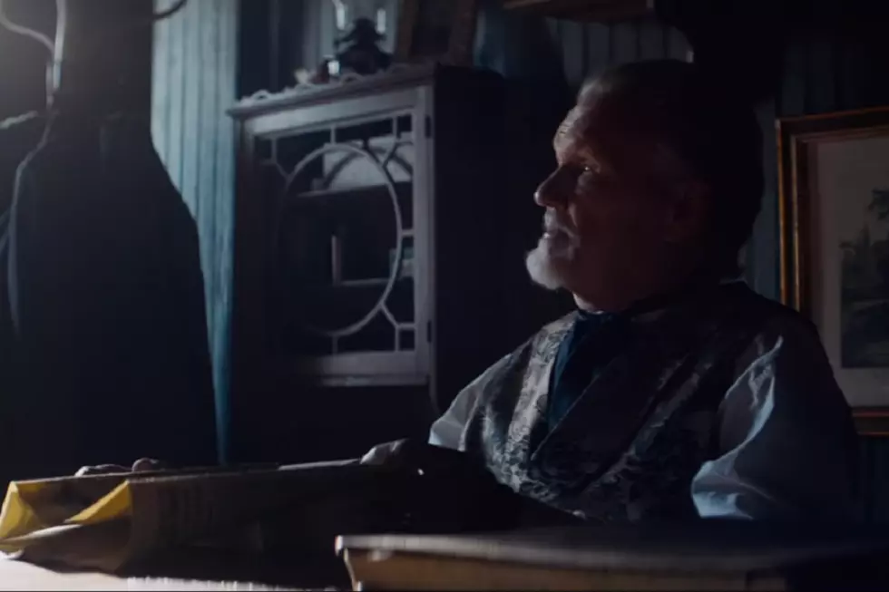 Kris Kristofferson Praises ‘Gifted’ ‘Hickok’ Co-star Trace Adkins [Exclusive Video]