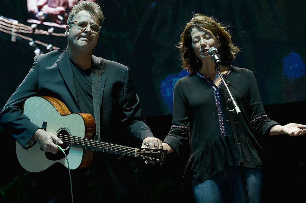 Watch Vince Gill Honor Route 91 Harvest Festival Victims at Vigil