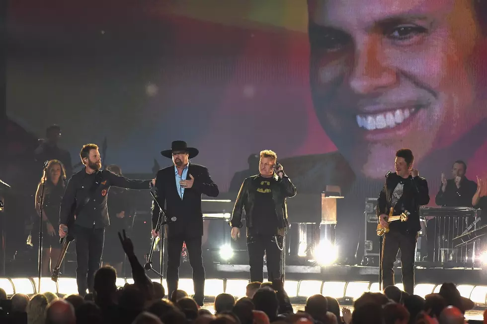 Dierks Bentley, Rascal Flatts Perform ‘My Town’ in Honor of Troy Gentry at 2017 CMA Awards