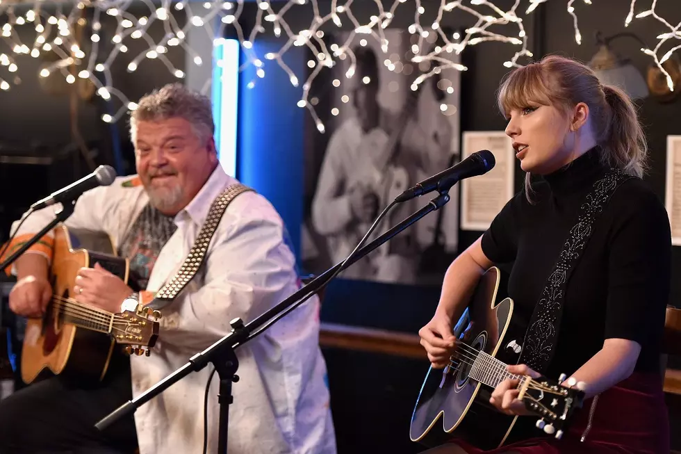 Watch Taylor Swift Sing ‘Shake It Off’, ‘Better Man’ at Surprise Bluebird Cafe Set