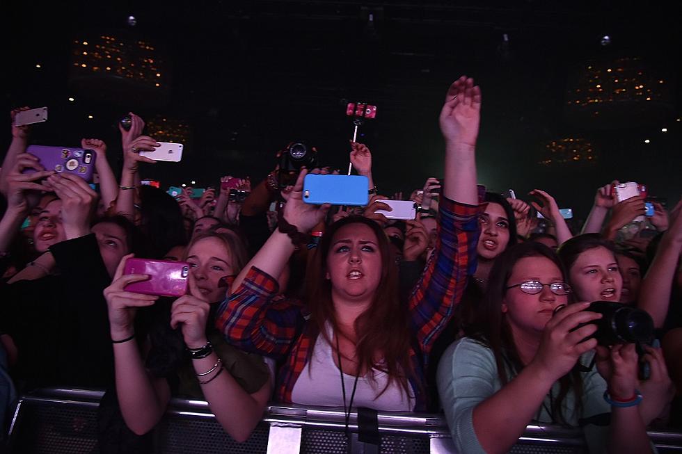 Point / Counterpoint: Should Cell Phones Be Banned at Concerts?