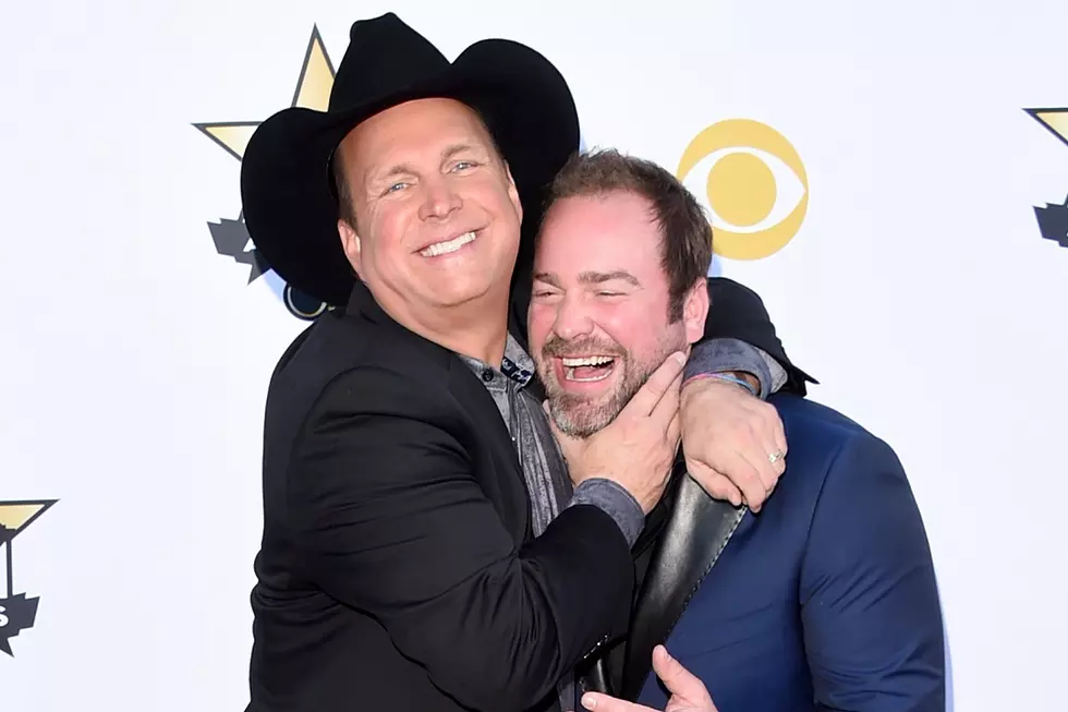 Garth Brooks, Lee Brice Team Up for ‘More Than a Memory’ at Stagecoach 2018 [WATCH]