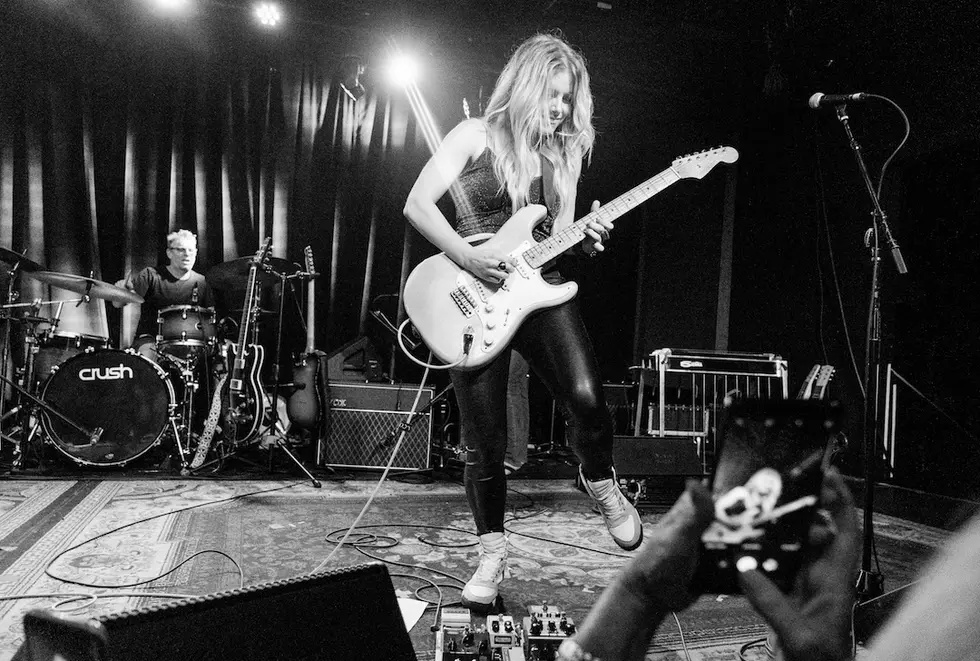 Lindsay Ell Offers Surgery Update: ‘Everything Went Good’