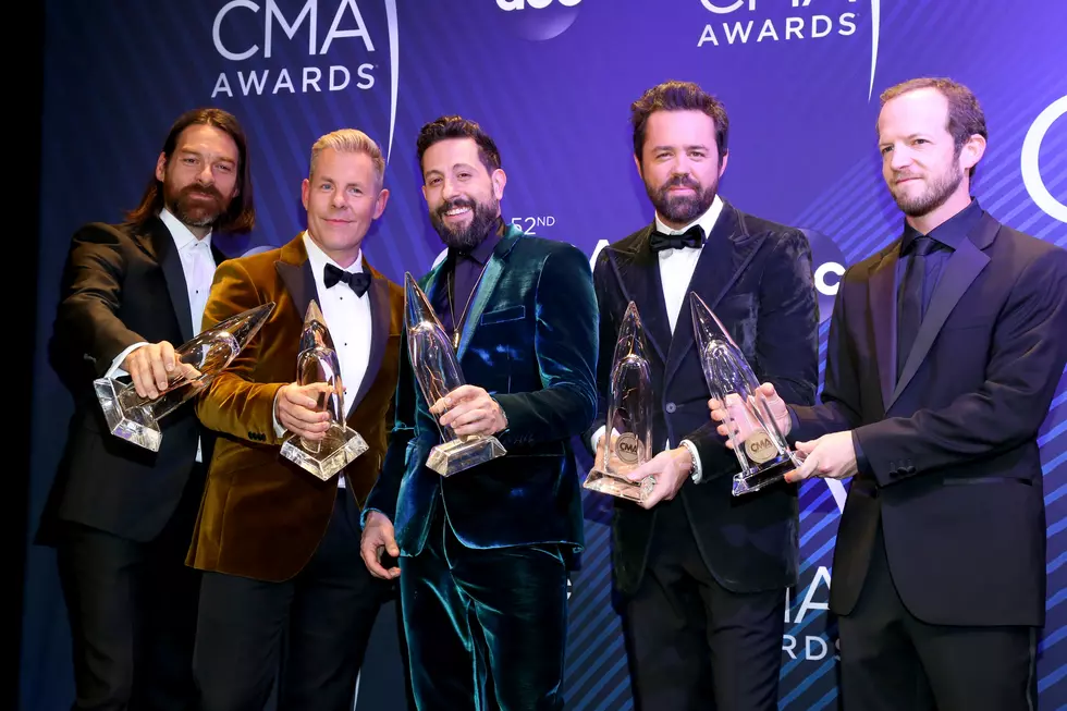 2018 CMA Awards: See the Stars Hang Out Backstage [PICTURES]