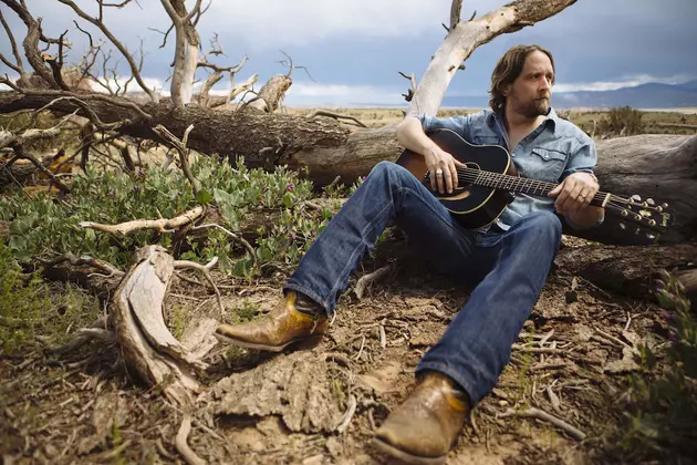 Interview: Hayes Carll Celebrates Storied Career With New LP, &#8216;What It Is&#8217;
