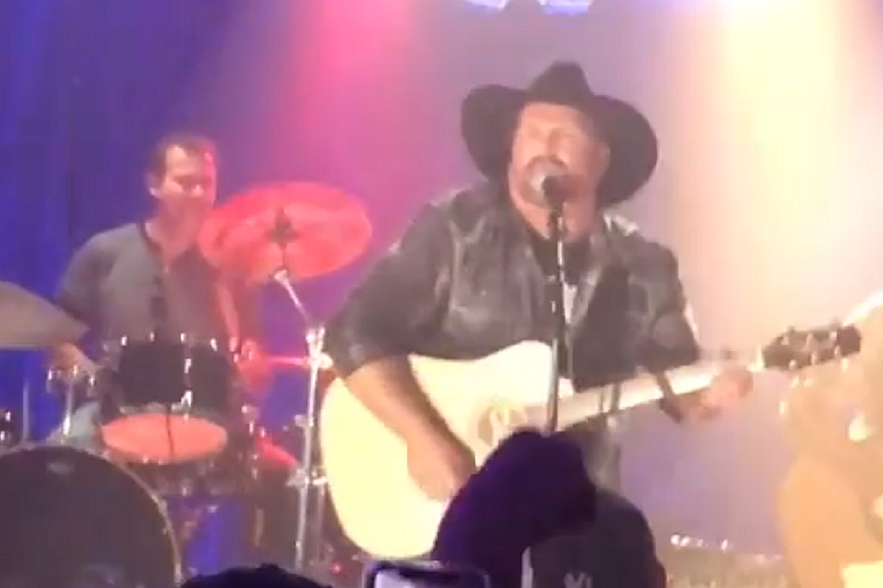 Watch Garth Brooks Cover ‘Fishin’ in the Dark’ at First Dive Bar Tour Stop