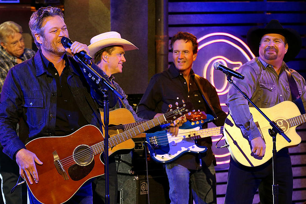 Garth Brooks and Blake Shelton Head to the ‘Dive Bar’ for 2019 CMA Awards Performance