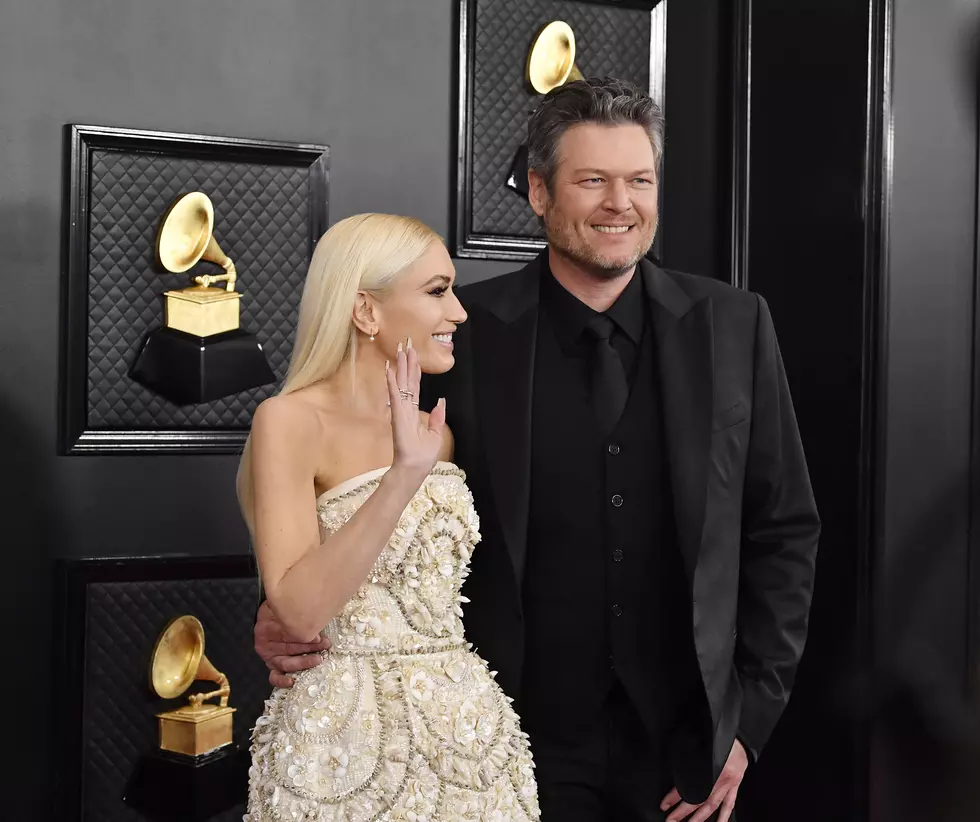 Blake Shelton + Gwen Stefani Stun on 2020 Grammy Awards Red Carpet [PICTURES]