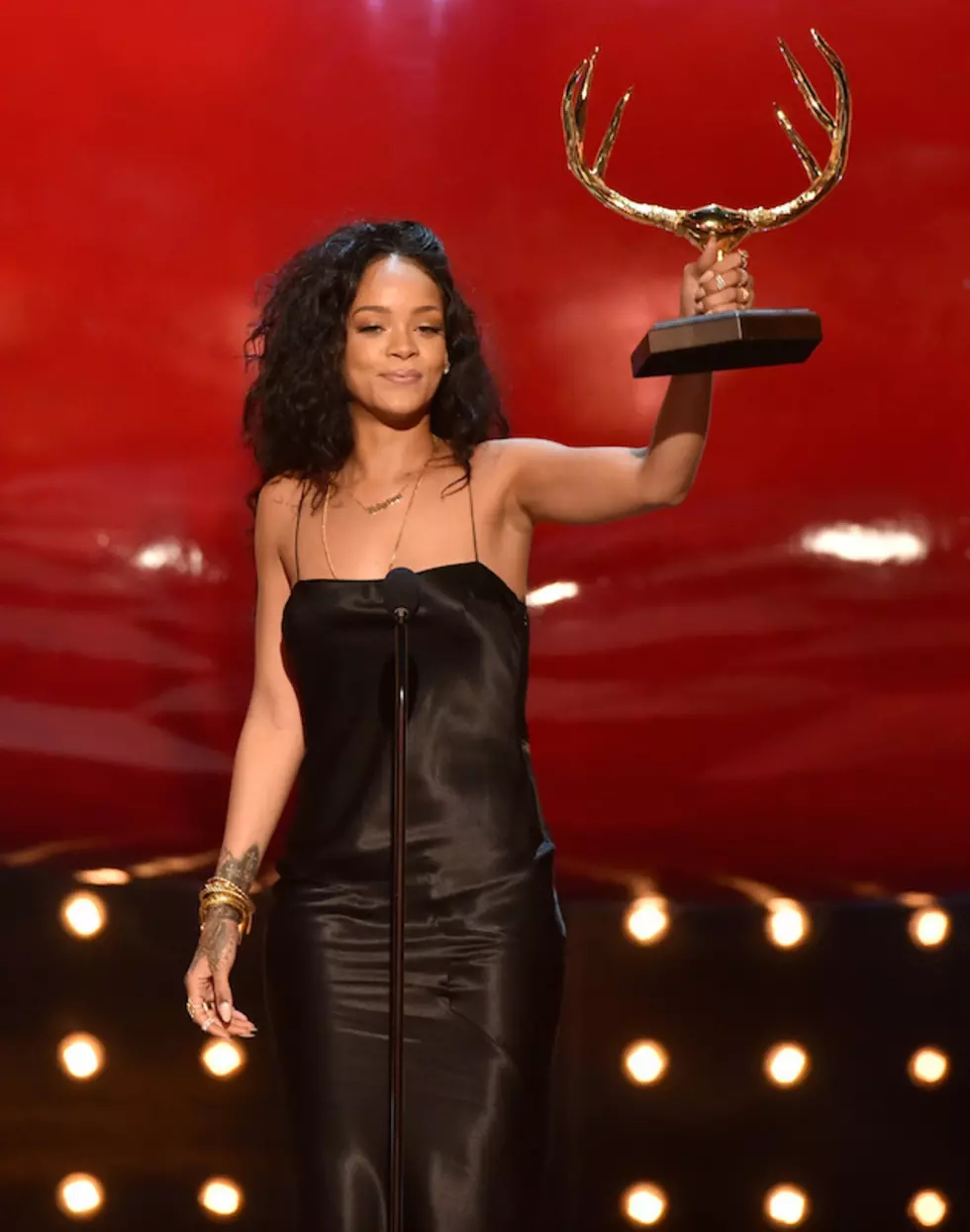 Rihanna Accepts Desirable Woman Trophy at Guys Choice Awards 2014 [VIDEO]