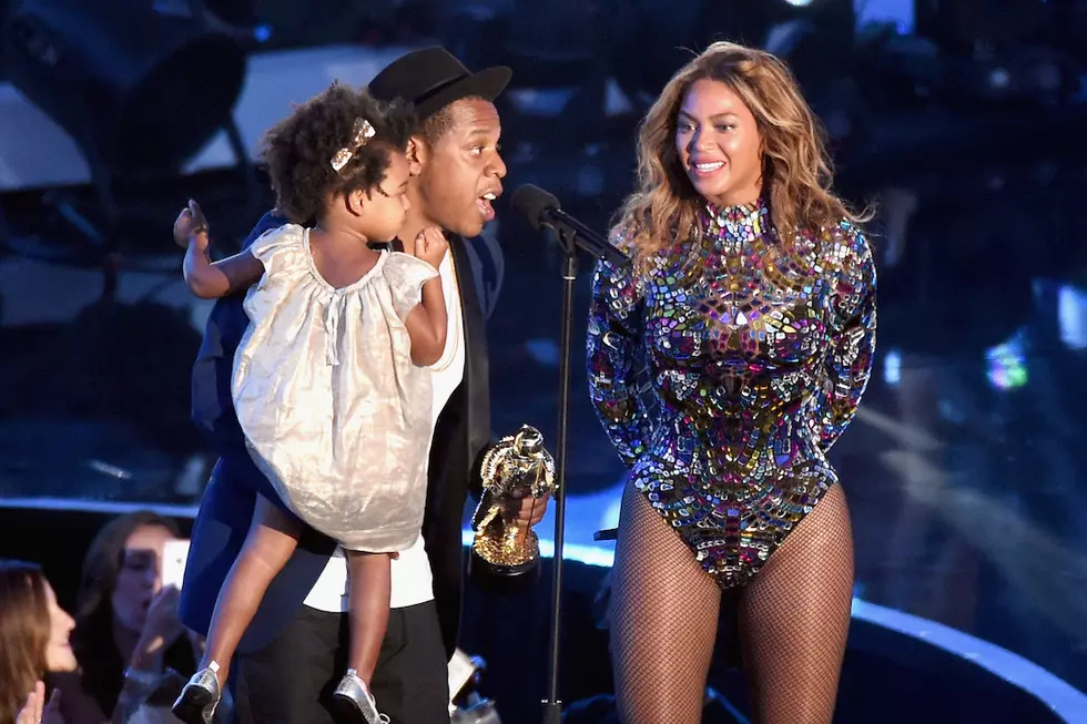 Jay Z & Blue Ivy Dance Backstage While Beyonce Performs on ‘Formation’ Tour [VIDEO]