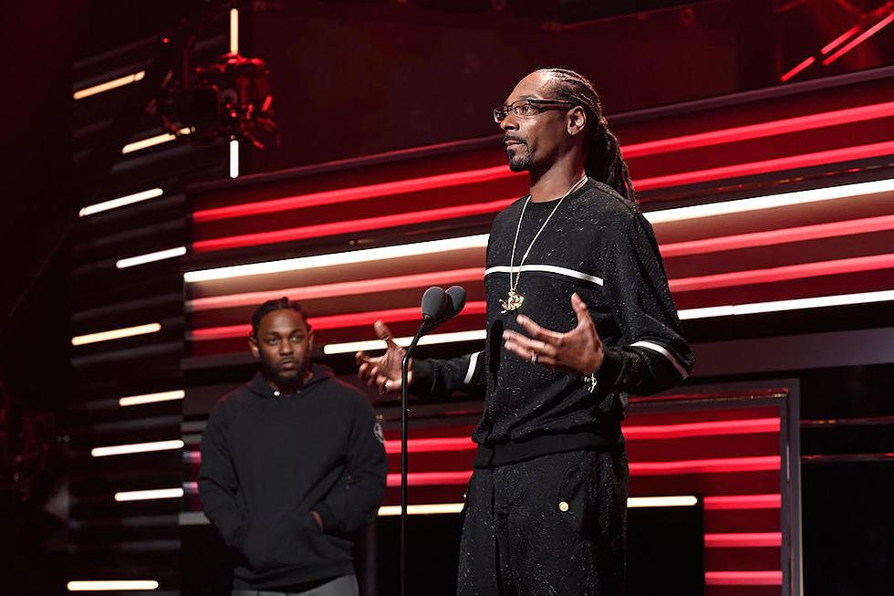 Snoop Dogg Honored With 'I Am Hip-Hop' Award at 2016 BET Hip-Hop Awards, Slams 'Old Bitter' Rappers [WATCH]
