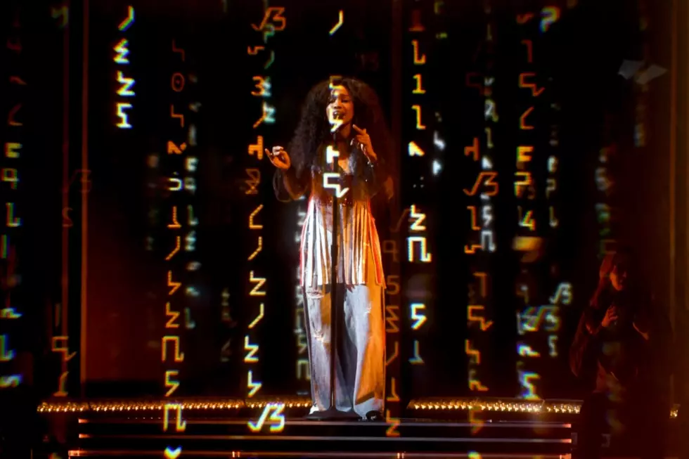 SZA Delivers Rousing Performance of ‘Broken Clocks’ at 2018 Grammy Awards [WATCH]