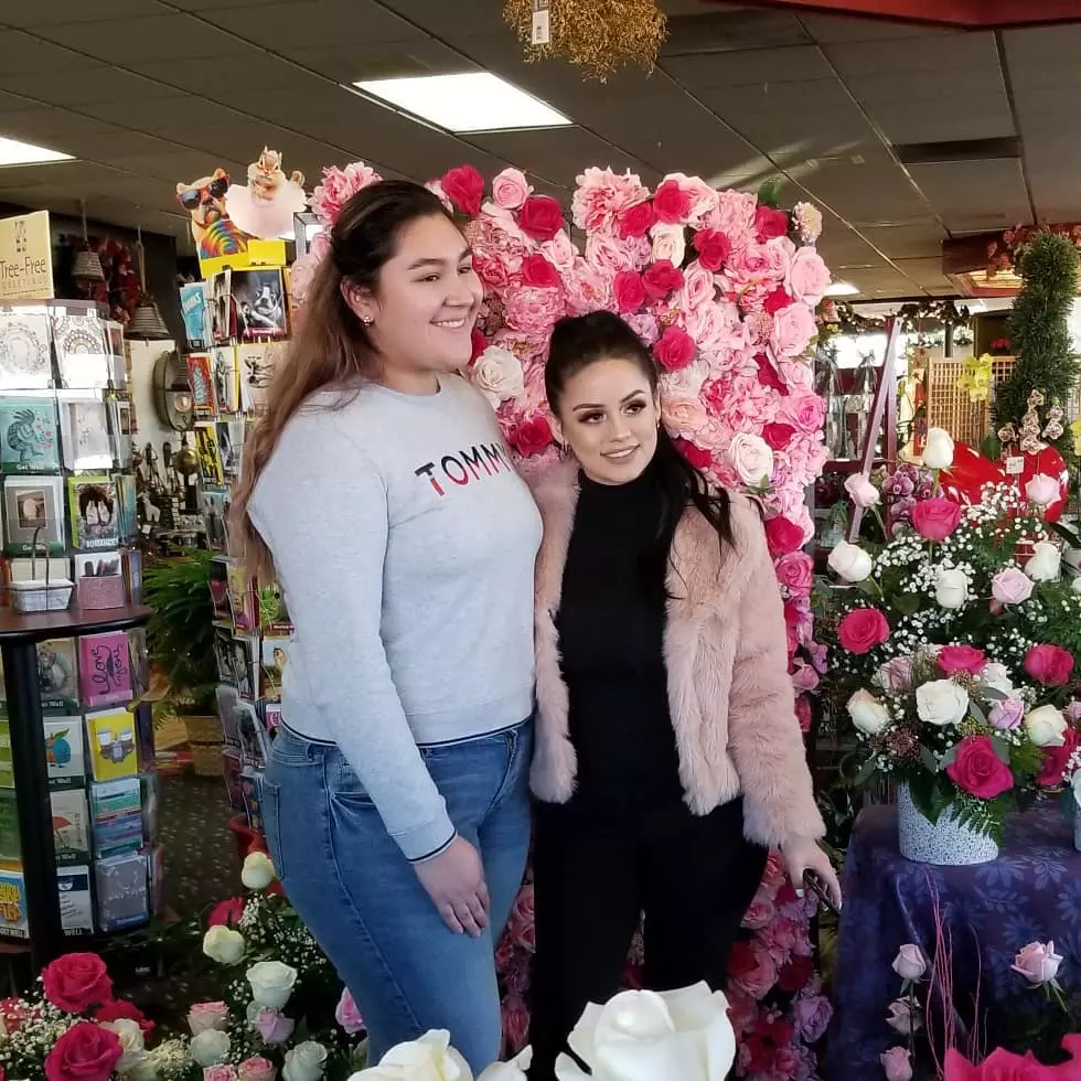 Debbie’s Bloomers Teams Up with Les Do Makeup to Give Out Flowers