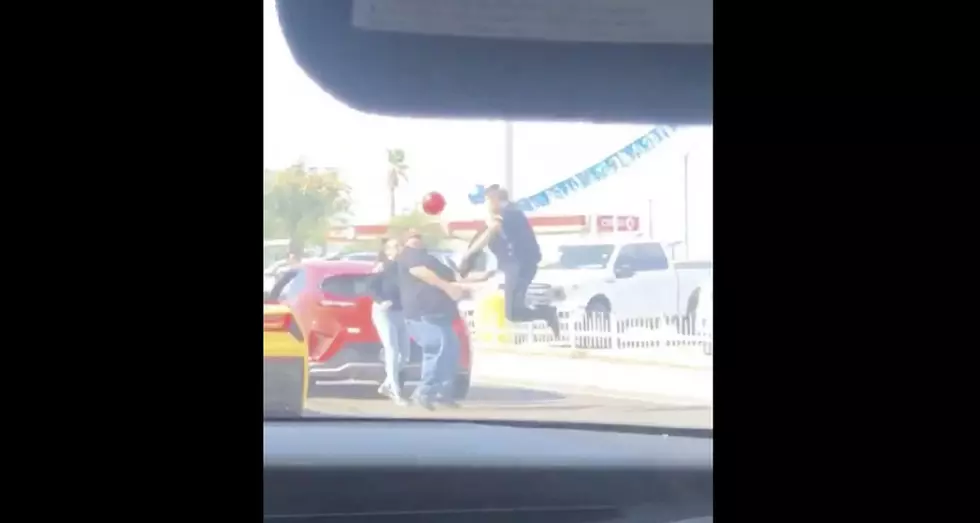 KISS Listeners Capture Random Fight In The Middle of El Paso Traffic