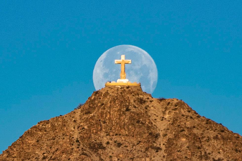 El Paso photographer catches beautiful shot of El Paso’s “Snow Moon”