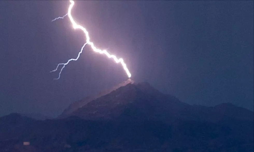 El Pasoan Snaps Perfect Photo As Lightning Strikes Mt. Cristo Rey