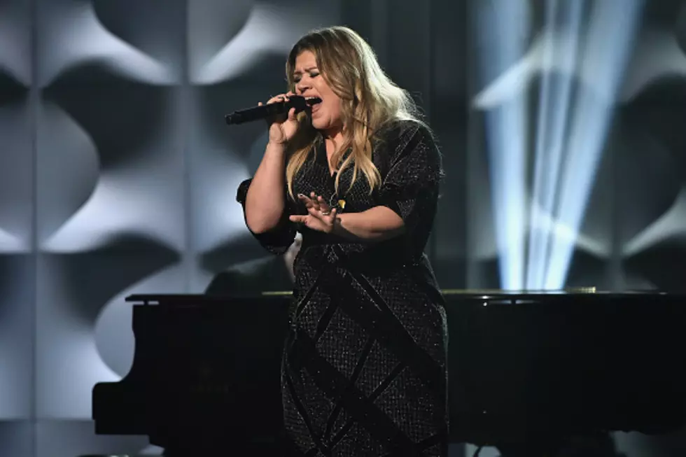 Kelly Clarkson Performing for Super Bowl Ticket-holders