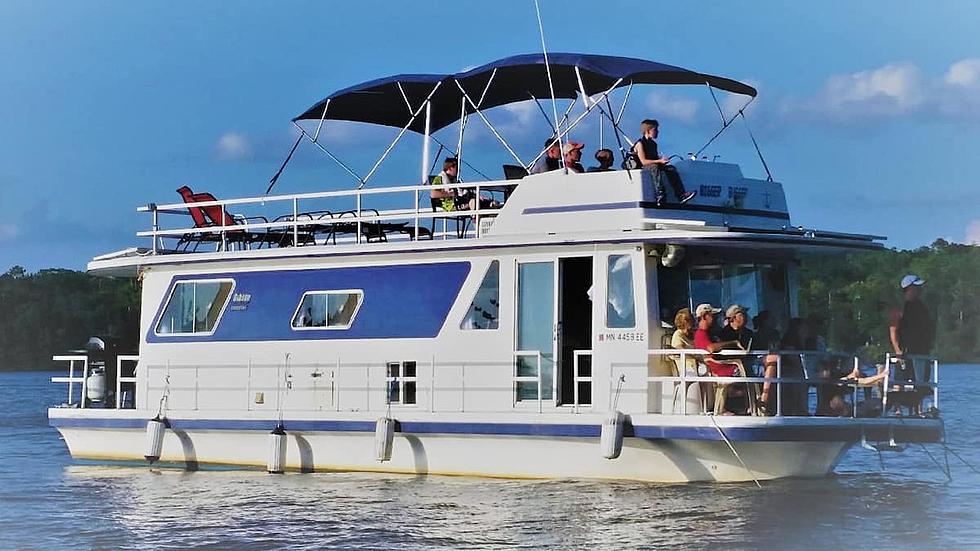 Check Out this Incredible Airbnb Houseboat for Rent on the Mississippi River