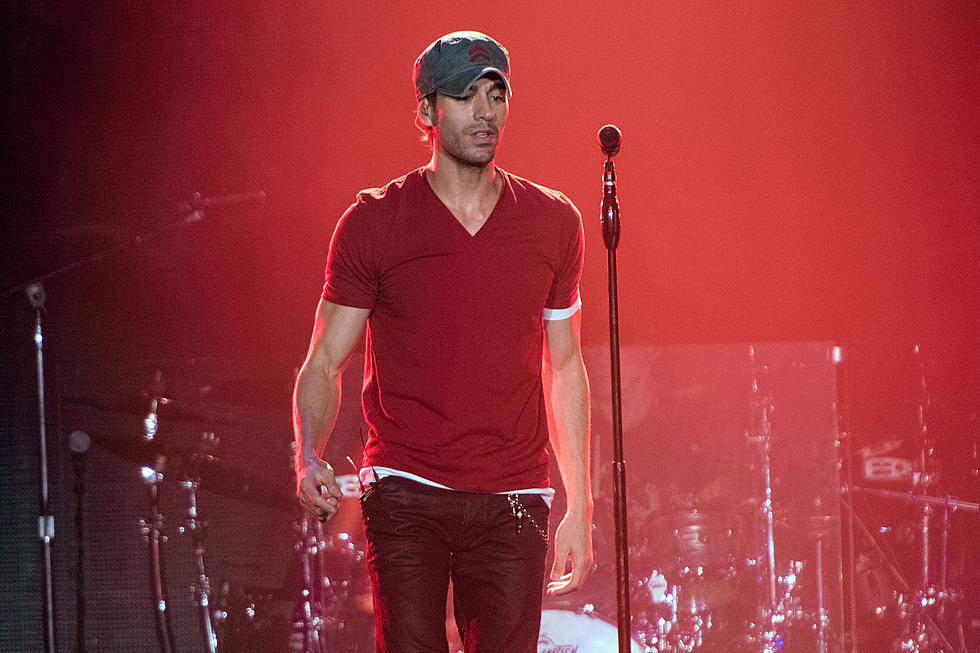 Enrique Iglesias Gets  His Fingers Sliced By a Drone in Concert